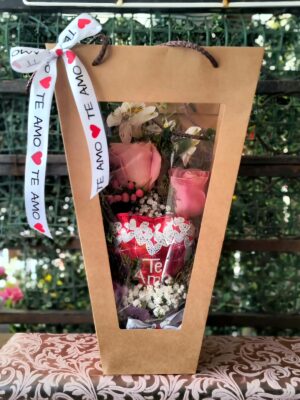 Cajita tipo cartera incluye globo cinta personalizada y mix de flores de estación