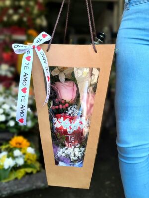 Cajita tipo cartera incluye globo cinta personalizada y mix de flores de estación2
