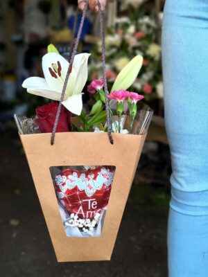 Cajita tipo cartera pequeña incluye globo y mix de flores de estación