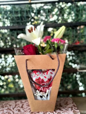 Cajita tipo cartera pequeña incluye globo y mix de flores de estación2