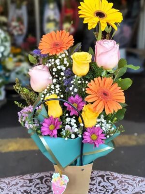 Cartera con mix de flores de estación