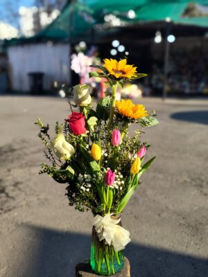 Mix de flores de estación en florero