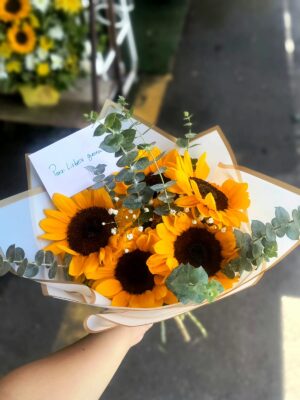 Ramo de 5 girasoles y eucalipto