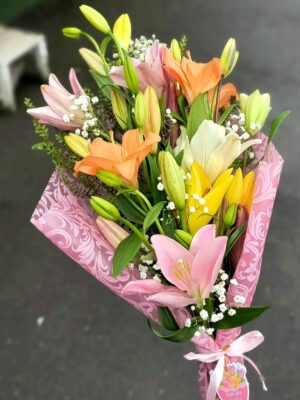 Ramo extendido primaveral de 7 lilium asiáticos