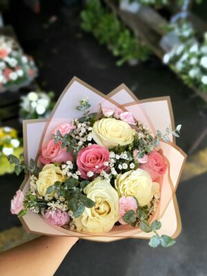 ramo rosado circular más mix de flores de estación